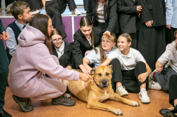 1 октября в Школе № 619 на Кондратьевском прошла особенная встреча в концертном зале! Сотрудники приюта «Помощь бездомным собакам» поделились своей историей и пообщались с нашими волонтерами!