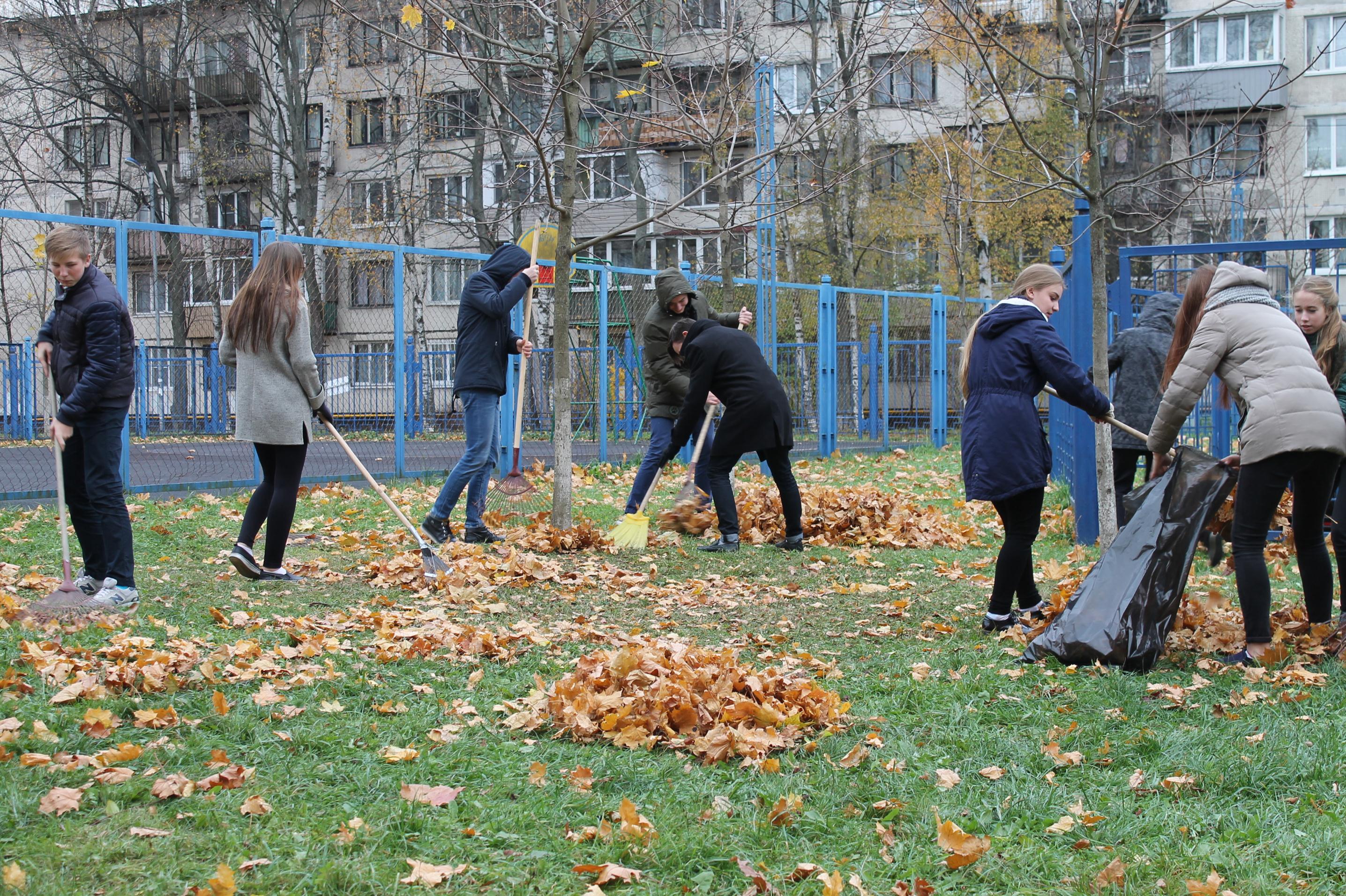 Вокруг школы ученики