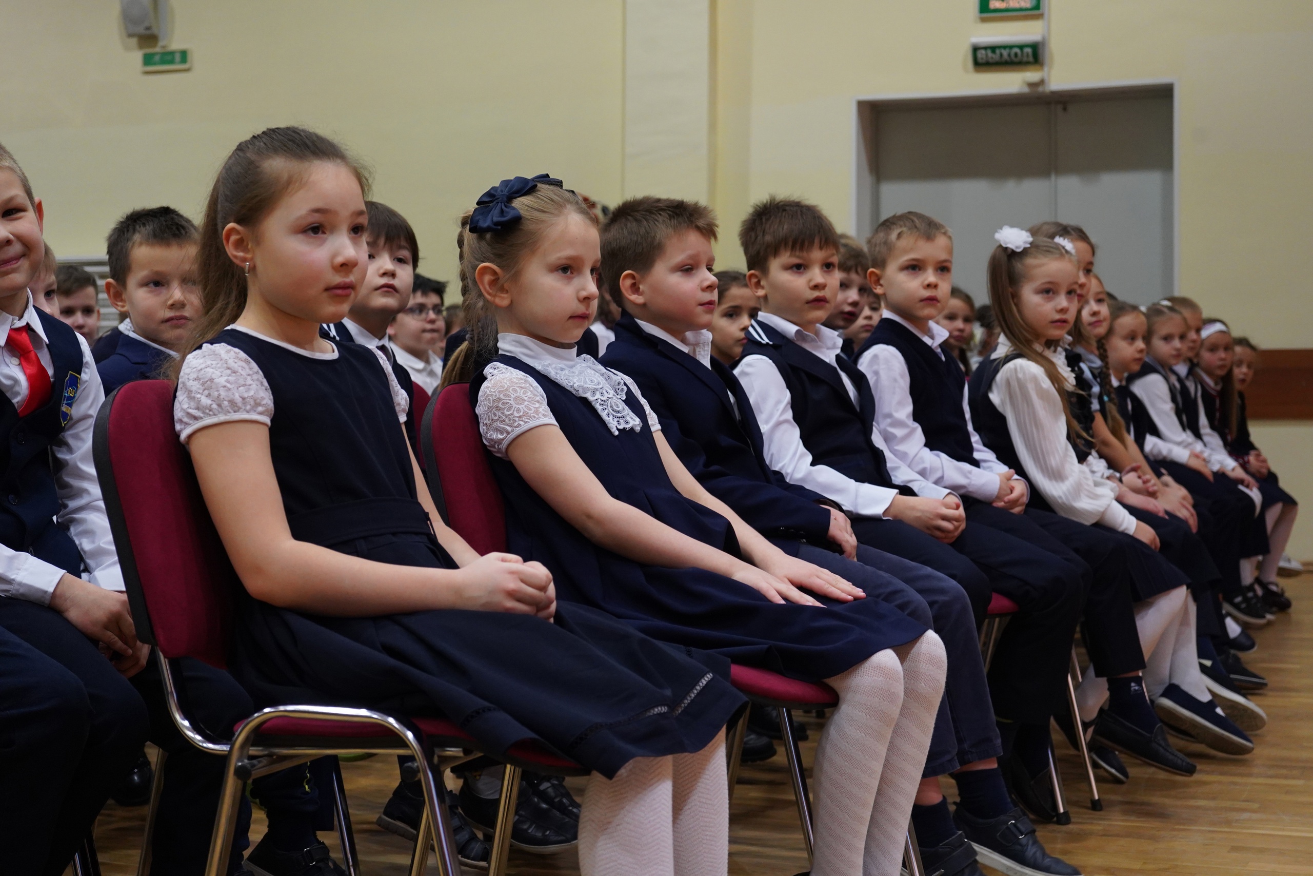 Курган по какой класс отменили школу сегодня. Линейка в начальной школе. Торжественная линейка в школе. Полезная школа начальная школа. 619 СПБ школа Черкасова вся школа.